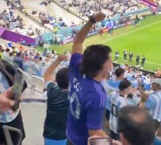 Torcedor argentino celebra a derrota e eliminação do Brasil da Copa do Catar.