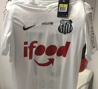 Camisa do Santos totalizará oito patrocínios (dois deles fixos) diante do Flamengo