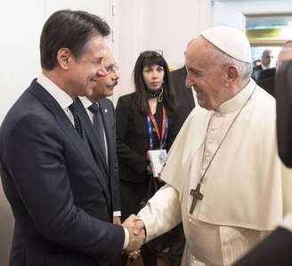 Giuseppe Conte e papa Francisco em foto de arquivo