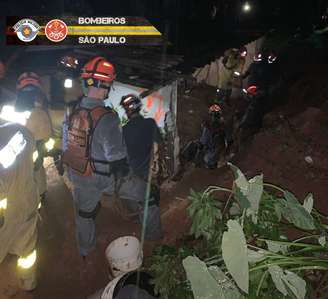 Residência foi atingida por deslizamento de terra em Embu das Artes; três pessoas morreram