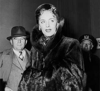 Christine Jorgensen em foto no aeroporto de Nova York