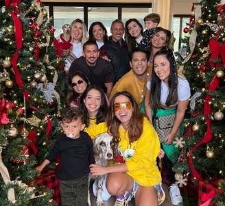 Anitta passa o Natal em mansão na Flórida, nos EUA, com família, amigos e seus cachorros