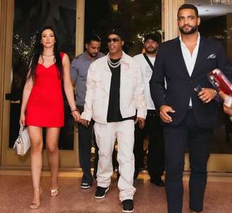 Ingryd e Ronaldinho Gaúcho em restaurante de Miami