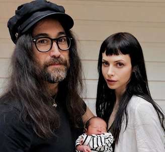Sean Ono Lennon anuncia nascimento do primeiro neto de John Lennon