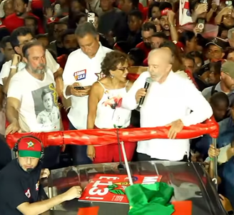 Candidato à reeleição, Luiz Inácio Lula da Silva (PT) faz discurso em cima de carro de som em Ipatinga (MG)