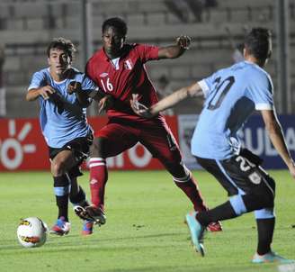 Uruguaios e peruanos fizeram jogo emocionante na abertura do Grupo B