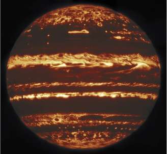 Foram necessárias centenas de exposições para criar esse nítido mosaico de imagens infravermelhas de Júpiter