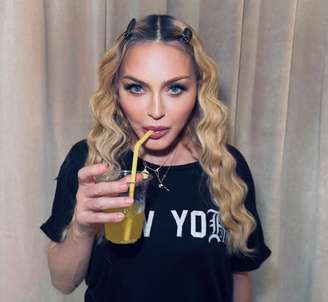 Madonna se refrescando do calor intenso com um drink gelado.