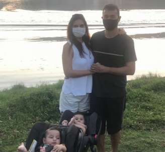 André Rizek acompanhado de Andreia Sadi e filhos (Foto: Reprodução)