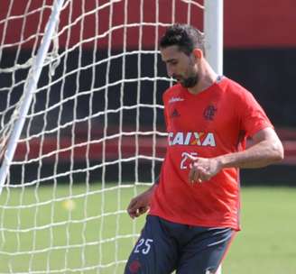 
                        
                        
                    Donatti em treino do Flamengo (Foto: Gilvan de Souza/Flamengo)