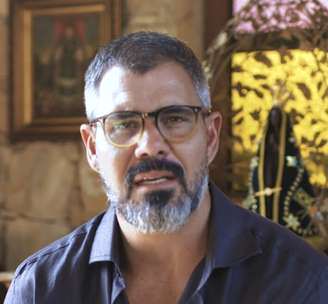 Juliano Cazarré em frame de vídeo postado em seu perfil no Instagram em 2026.