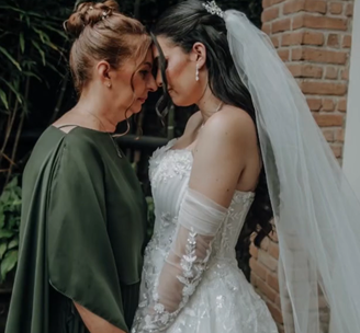 Instagram/Divulgação: Natalia e mãe em fotos do casamento
