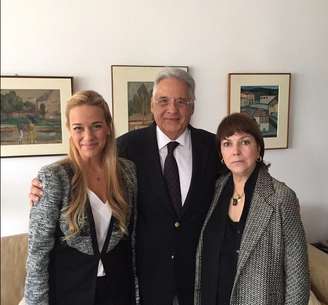 O ex-presidente Fernando Henrique Cardoso já havia anunciado que iria defender os opositores e se encontrou com as duas esposas nesta terça