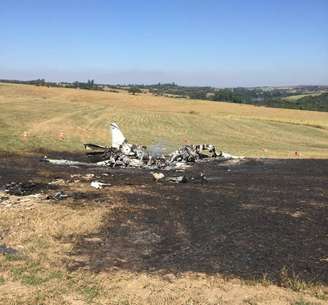 Bimotor tentou pousar em pista do aeroclube, mas bateu no solo e explodiu, em Tietê, interior de São Paulo; piloto e o passageiro morreram.