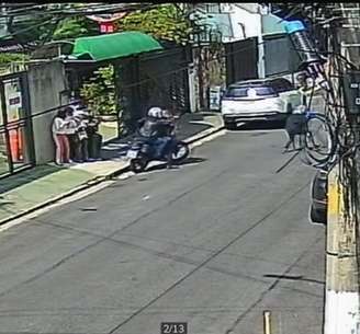 Criminosos fugiram do local em uma motocicleta.