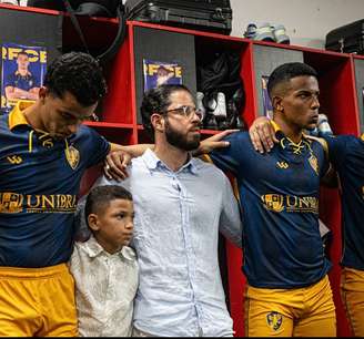 Francisco Sales com jogadores do Retrô