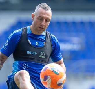 CarZola,  supercampÃO pelo Arsenal e seleção da Espanha, aos 40 anos defende o clube que o projetou e quer ecerrar a carreiracom um título. 
