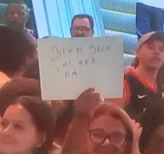 Público leva cartazes para Renata na vitrine do BBB 25