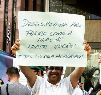 Cartaz de Rocha: "Desculpem-nos pela forma como a Igreja trata vocês"