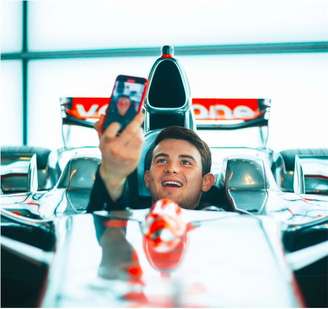 Pato O'Ward tira selfie em carro da McLaren