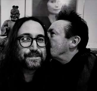 Sean Lennon e Julian Lennon, filhos do ex-Beatle.