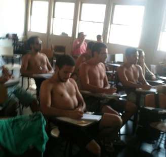 Alunos do curso de engenharia sem camisa na sala de aula em protesto contra o calor