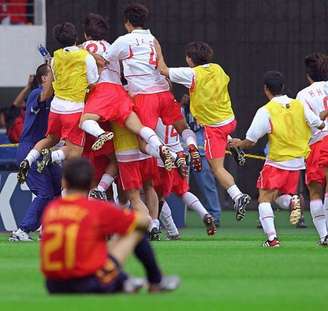 Coreia do Sul eliminou a Espanha com arbitragem polêmica em 2002 (foto: KIM JAE-HWAN / AFP)