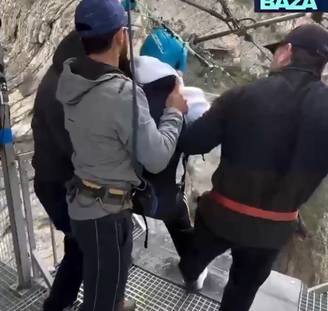 Turista é forçada por instrutores a saltar de atração sobre cânion na Rússia