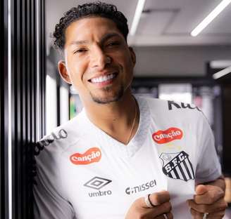 Rony, de 30 anos, na sua apresentação pelo Santos