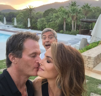 George Clooney (atrás) atrapalha selfie romântica da supermodelo Cindy Crawford e de seu marido, Rande Gerber