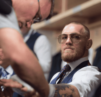 Conor McGregor prepara bandagem para superluta com Floyd Mayweather