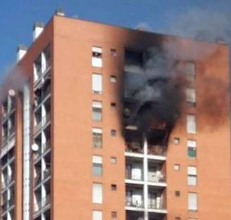 Incêndio em prédio deixa 7 feridos em Milão, na Itália