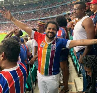 Onã Rudá marca presença nos jogos do Bahia com a camisa da Torcida LGBTricolor