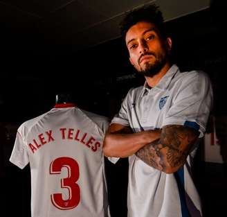 Alex Telles posa com a camisa 3 do novo clube (Foto: Divulgação / Sevilla)
