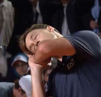 Hamad Medjedovic provoca torcida após eliminar Fonseca em Roma.