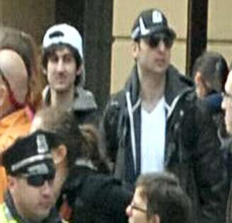 Imagem de câmera de monitoramento mostra os irmãos Dzhokhar e Tamerlan Tsarnaev