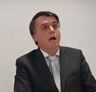 Bolsonaro imitou pessoas sem ar em live em março de 2021