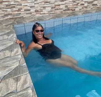 Delma celebra mudança para casa com piscina e seis quartos: 'Sonho'