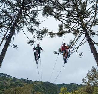 Uma tirolesa que os aventureiros percorrem em bicicletas está fazendo sucesso no Parque Mundo Novo, em Urubici, na Serra Catarinense. A Tirolesa de Bike permite aos visitantes pedalar a 120 metros de altura, num percurso de 580 metros, contando ida e volta. E oferece uma vista espetacular da Cascata do Avencal, que muitos consideram a mais bonita do sul do Brasil. PUBLICIDADE