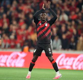 Viveros, artilheiro do Athletico no Brasileirão, marcou contra o Inter na Arena da Baixada.