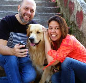 <p>Os sócios Henrique Freitas e Carol Rezende com o Golden retriever Ozzy<o:p></o:p></p>