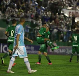 Jogadores comemoram gol da Chapecoense contra o Avaí (FOTO: Divulgação)