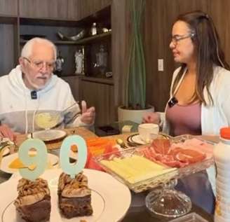 Carlos Alberto de Nóbrega chega aos 90 anos e comemora com café da manhã especial ao lado de esposa.