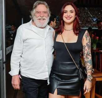 O ator José de Abreu e a maquiadora Carolynne Junger estão juntos desde 2019
