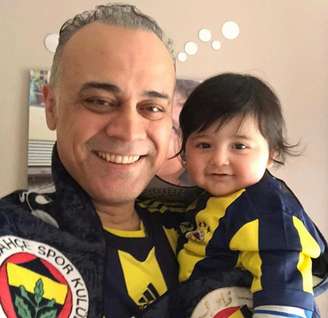 Murat e Alex Ceylan, torcedores do Fenerbahçe. Criança foi batizada em homenagem a brasileiro (Foto: Arquivo pessoal)