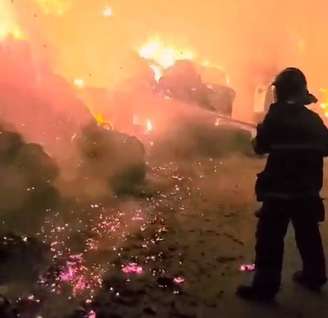 Bombeiros combatem as chamas de incêndio em Itaquaquecetuba.