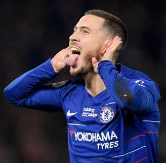 Hazard levou as mãos as orelhas e repetiu Riquelme (Foto: Reprodução)