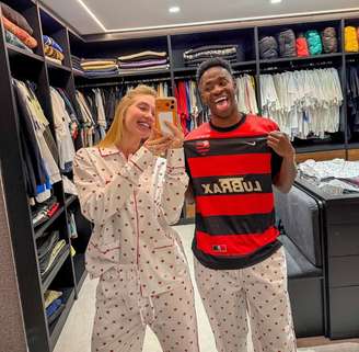 Vinicius Júnior e Virgínia de pijama combinando com a camisa do Flamengo 
