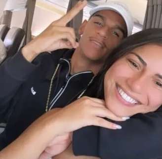 Fotos: Instagram @tavilagomes/Reprodução - Legenda: Relacionamento entre Tavila Gomes e Luva de Pedreiro terminou em março