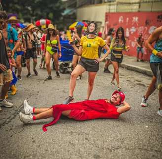 Fernanda Torres e tapete vermelho são ideias de fantasias para os blocos de rua